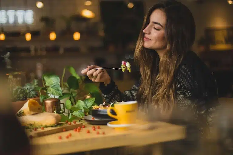 Manger avant de dormir : que dit la science